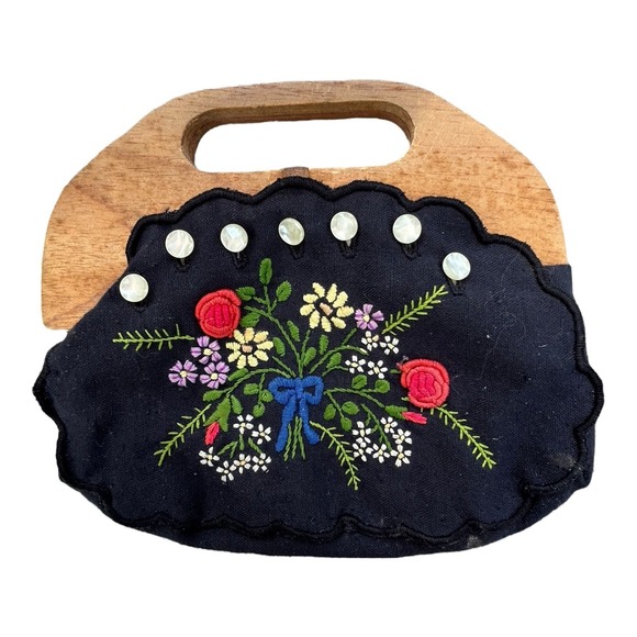 Vintage embroidered bag with wooden handles Cottage Core 1960s. 8" handle - Picture 1 of 8